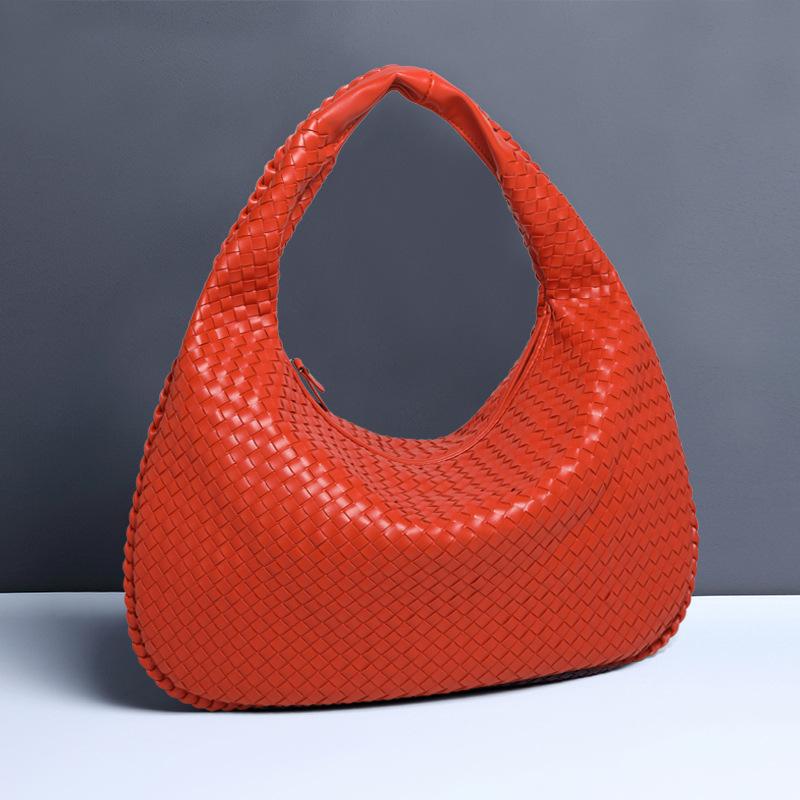 Spring and summer new crescent moon women's bag woven handbag large capacity simple versatile croissant zipper model