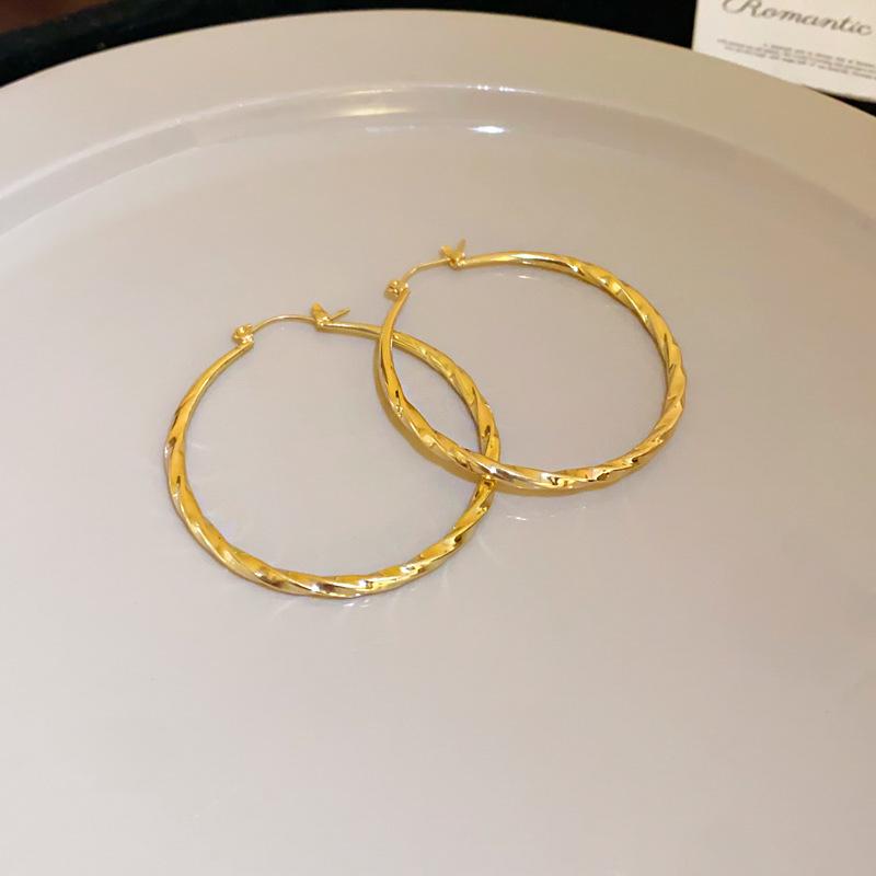 

Серьги-кольца «Серебряная игла» с красной эмалью-подтеком — Французская легкая роскошь, высококлассные серьги-подвески в виде круга, каффы для женщин.