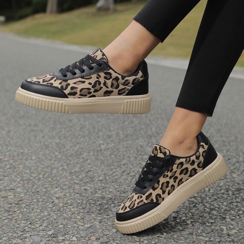 Women's Leopard Print Board Shoes Are Lightweight Fashionable and Trendy for Travel and Daily Commuting