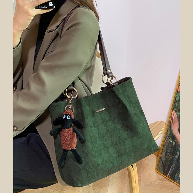 Cute Pendant Tote Bag designed for Women Big Capacity Trendy College Appearance Style Commuting Shoulder Bag Durable Material