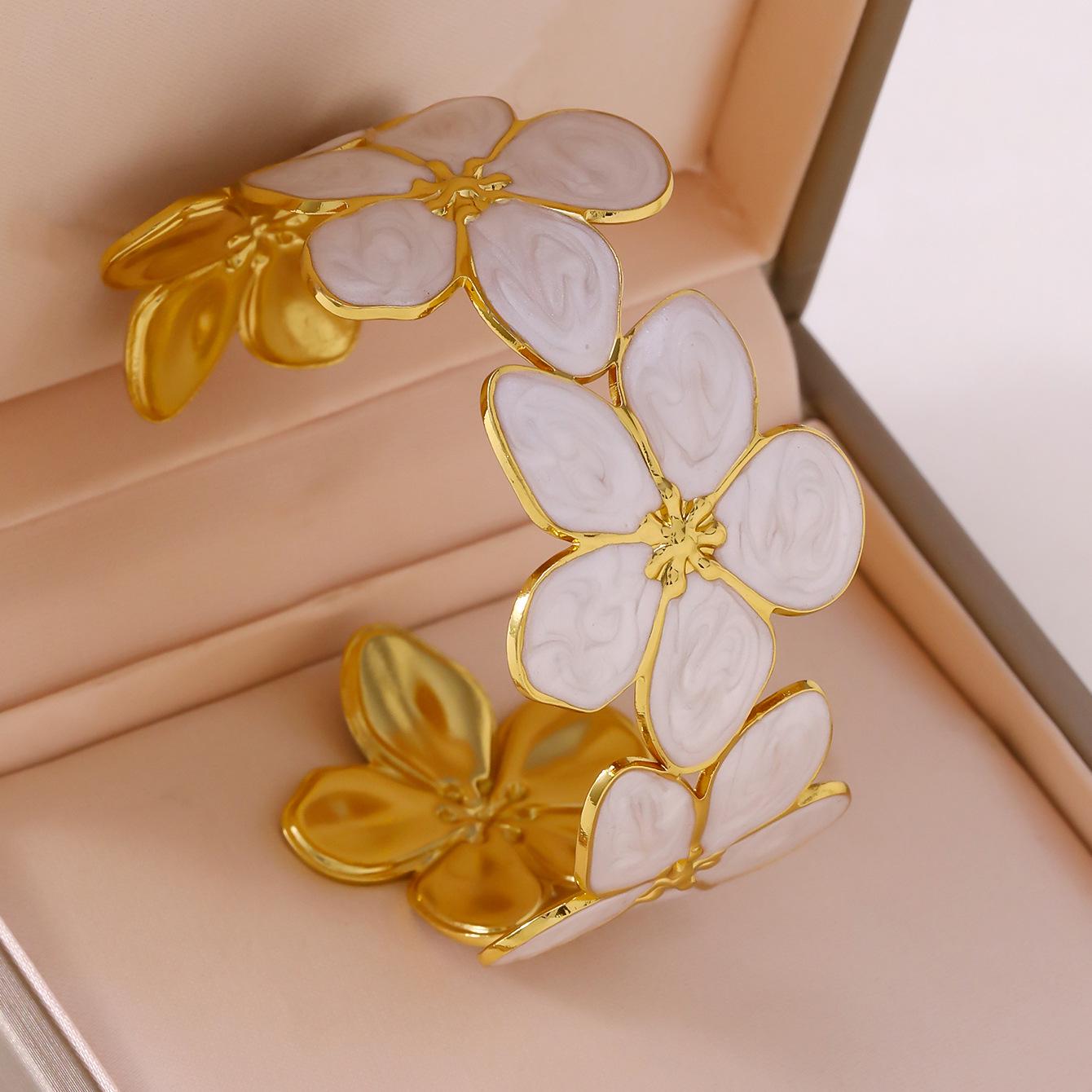 Трендовый браслет-капля масла из нержавеющей стали с цветком - Не выцветающий, модный C-образный браслет 18K белый