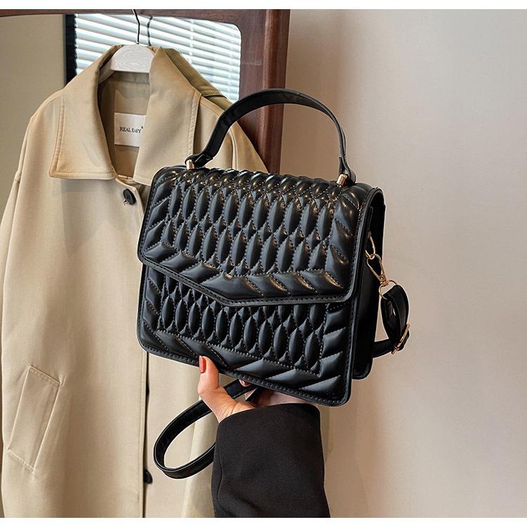 

2024 осень и зима новая мода алмазная вышивка нитью маленькая квадратная сумка в иностранном стиле портативная женская сумка-мессенджер повседневная простая сумка через плечо чёрный