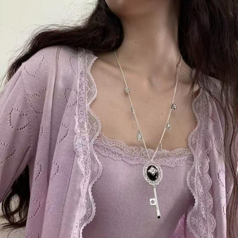 Mysterious Key Pendant Necklace Feature Adjustable Chain Length Gold/Silver Key Charm Collarbone Chain Gift