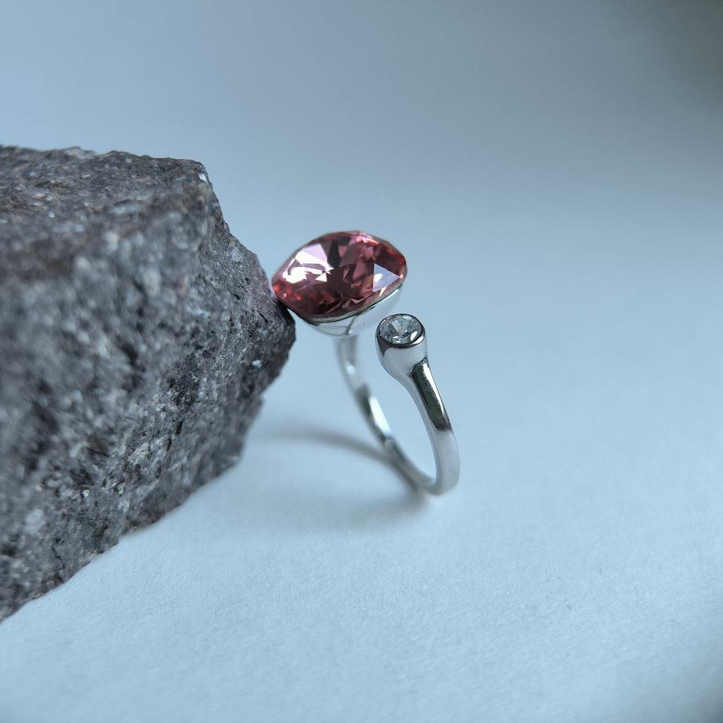 Серебряное кольцо с фианитами, вес изделия 4,7 гр (60002216)