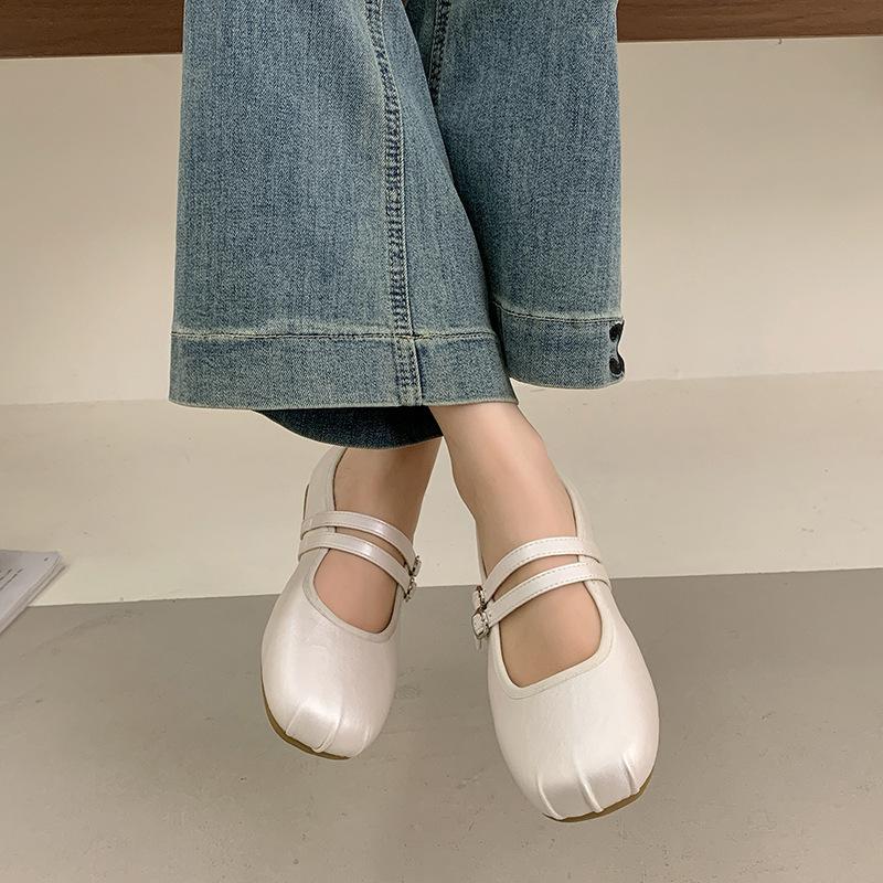 Silver Internet celebrity Mary Jane shoes retro French skirt popular new flat 2025 light mouth single shoes women's summer