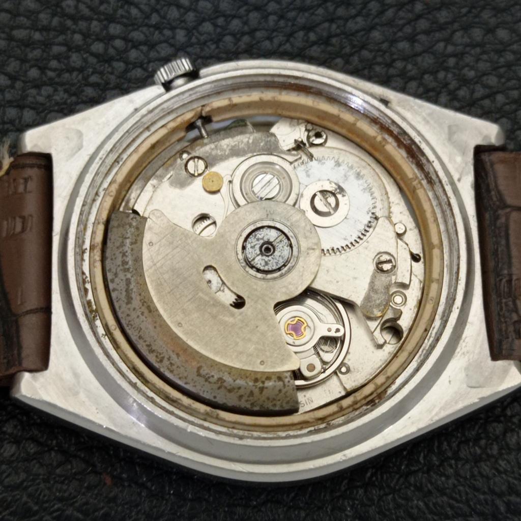 AUTOMATIC VINTAGE SEIKO 5 JAPAN MENS GREEN COLOR DIAL WATCH a701647-5 R206c-a701647