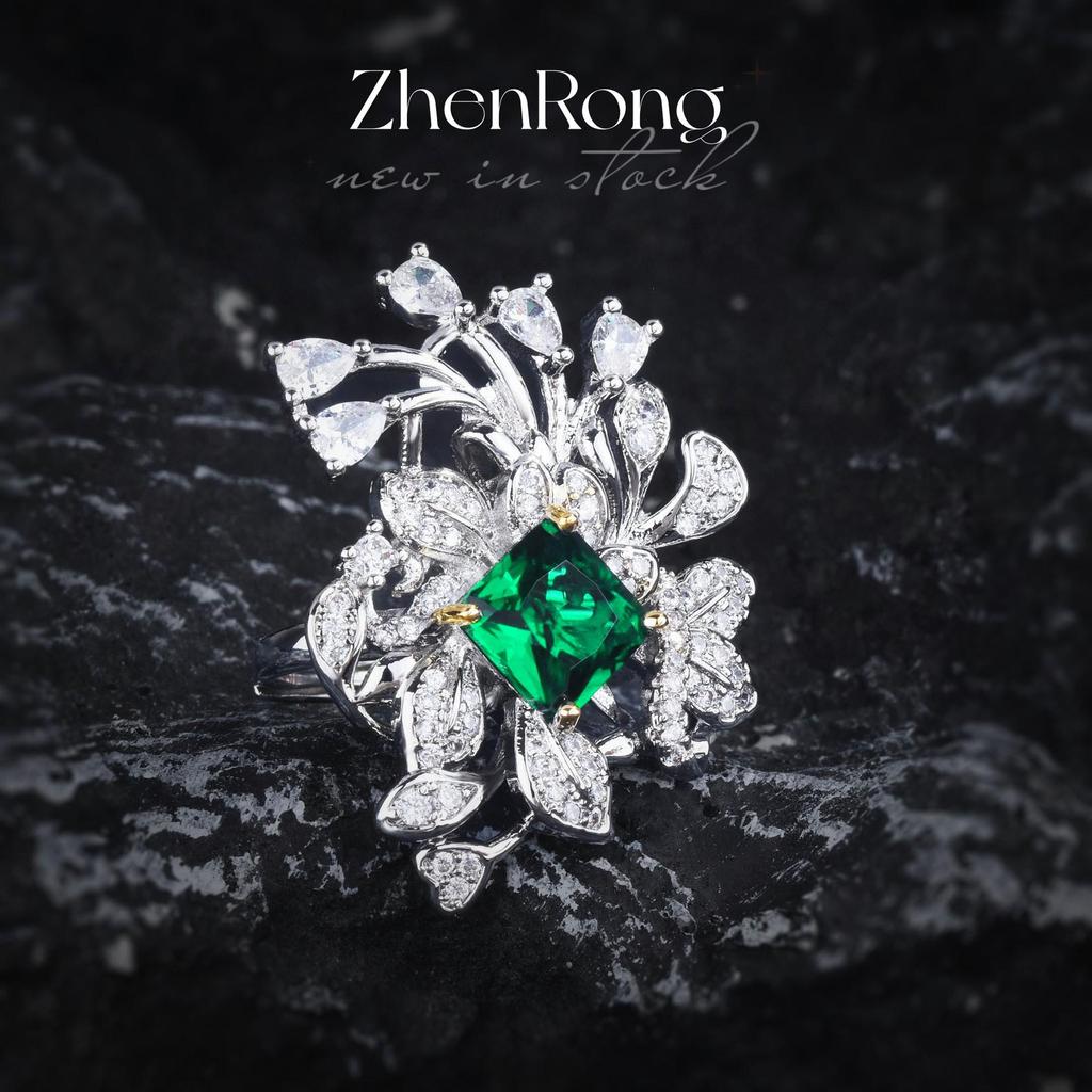 Pierścionek z symulowanym szmaragdem i zielonym diamentem w szlifie princess w dwukolorowym złotym ustawieniu