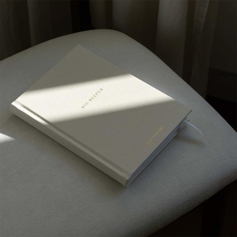 

Журнал «Копай глубже» - Ежедневный журнал с 180 недатированными подсказками для намерения, исцеления, роста, благодарности