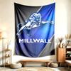 Millwall FC (5) Tapiserie Vhodná Pro Dekoraci Domů Kolejí A Ložnic Měkká Na Dotek A Perfektní Dárek Pro Přátele A Rodinu