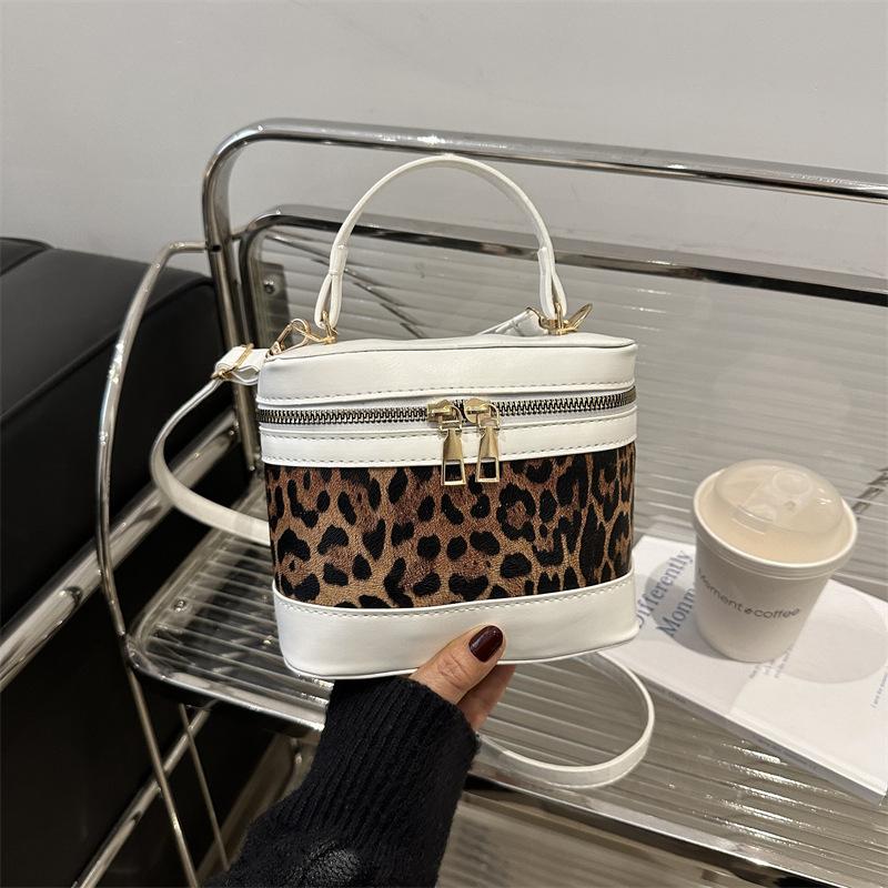 

Contrasting colors, fashionable and simple spring new bucket bag, women s personality leisure commuting niche design trend messenger bag білий