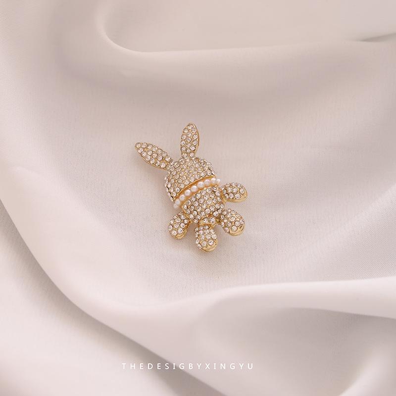 Broche Elegante de Pérola Dourada e Espiga de Trigo: Acessório Versátil e de Alta Qualidade para Mulheres