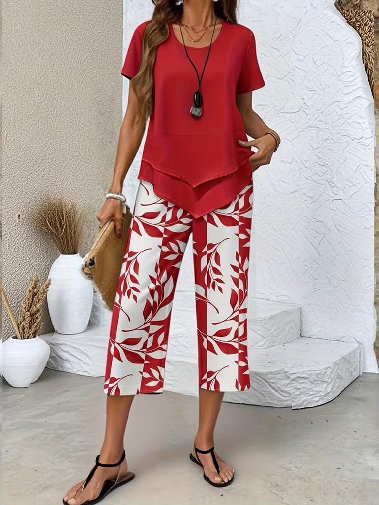 Hellblaues Zweiteiler-Set mit kurzen Ärmeln, Cropped-Top und bedruckter Hose