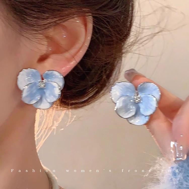 Orecchini Estivi di Fiori Dolci: Versatili Borchie di Alta Gamma con Ago in Argento 925