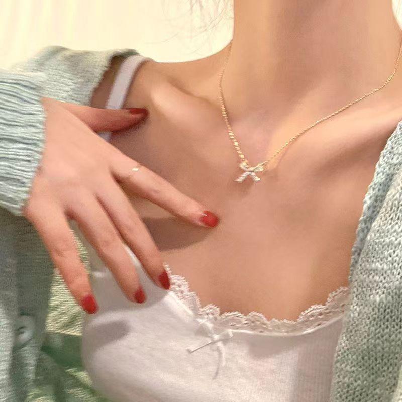 Luxury-lite Necklace, Versatile Collar Chain, Women's Butterfly-style Simple and Elegant Sweater Chain