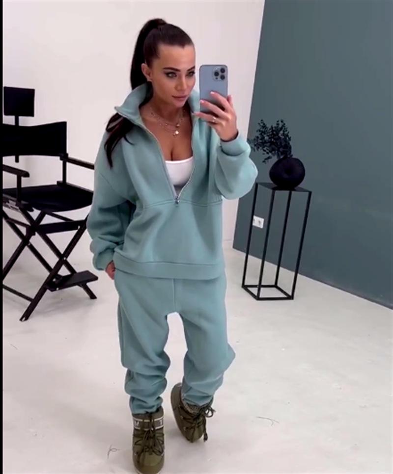 Mode Femme Européenne & Américaine Sweat-shirt Style Japonais: Ensemble deux pièces tricoté en polaire premium de couleur unie, Collection 2023.