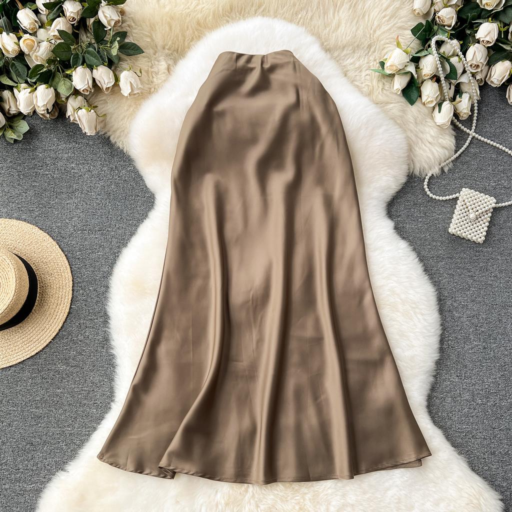 Et high-end satengskjørt for kvinner Et slankende midilengde fiskehaleskjørt