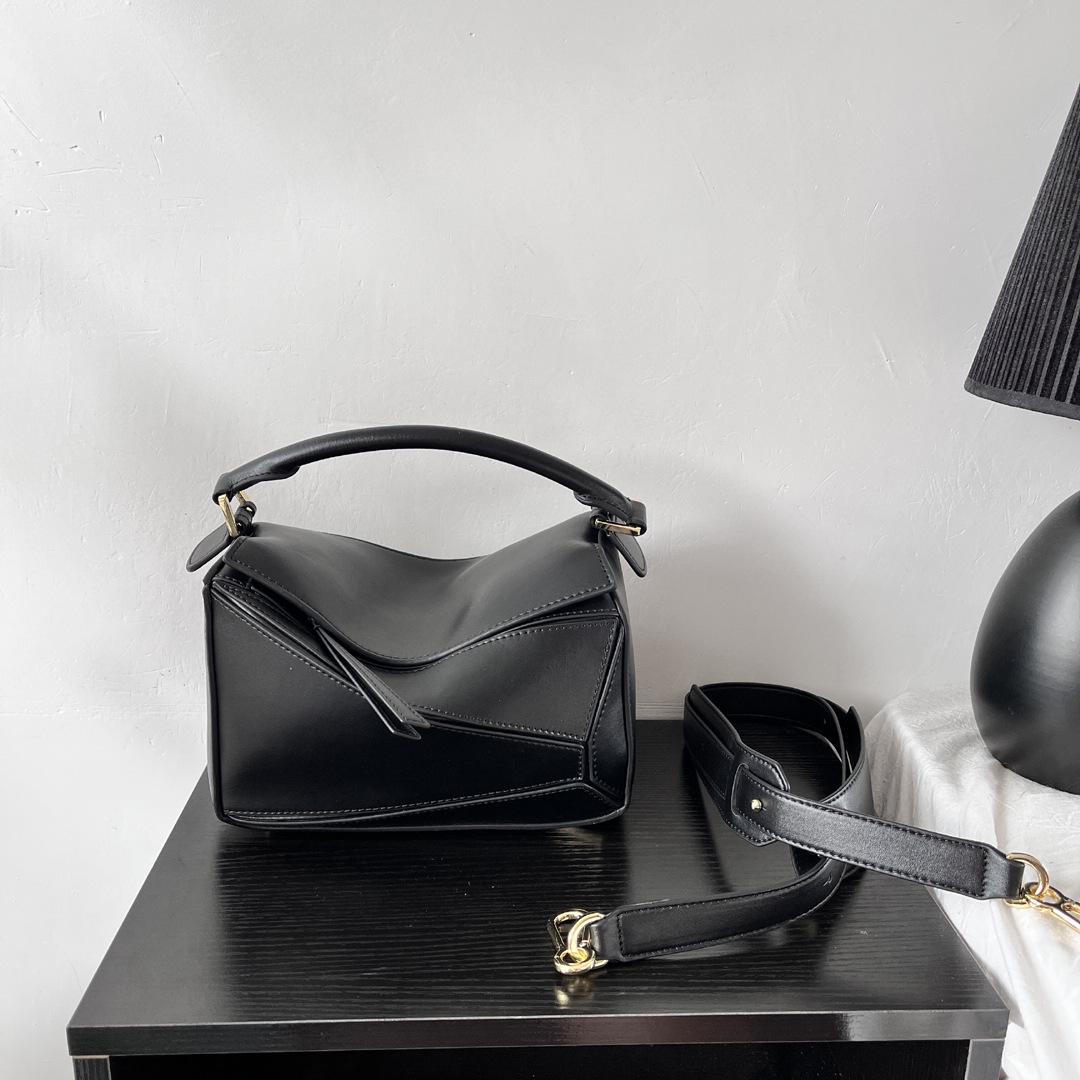 

Геометричная контрастная кожаная сумка - Женская мягкая сумка из коровьей кожи через плечо и мессенджер 2024 24x11x14 cm