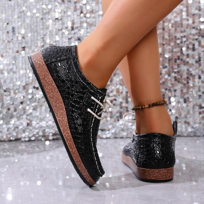 Thick-soled Board Shoes, Large-sized Fashionable Sports Casual Shoes, Flat Shoes, One-foot Lazy Shoes