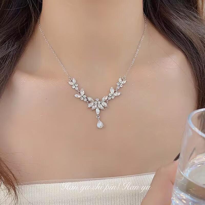 Light Luxury Style High-end Sense Super Flash Zircon Water Drop Necklace Niche Design Gentle Wind Personality Versatile Female Collarbone Chain
