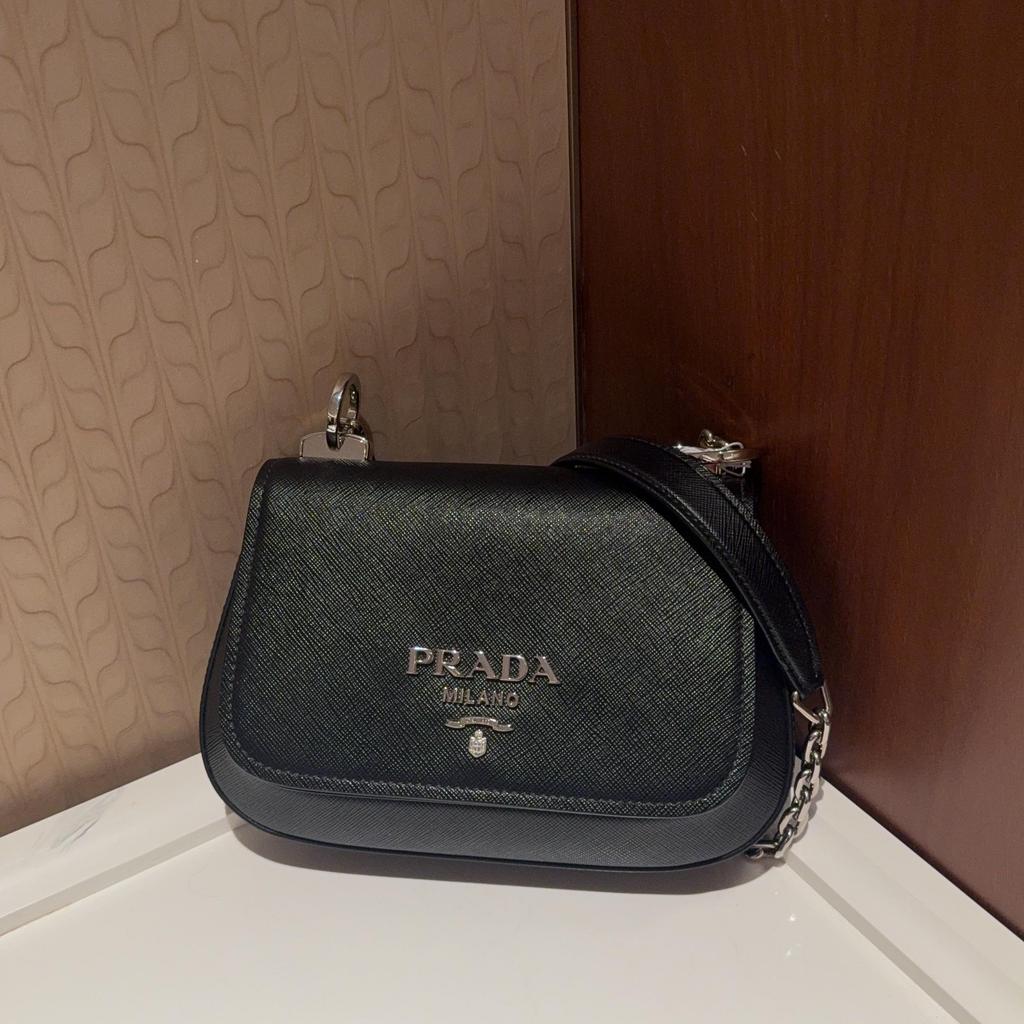 [Pre-Owned] Saffiano Leather Shoulder Bag With Gold Chain - Very Good #1WFKHIF