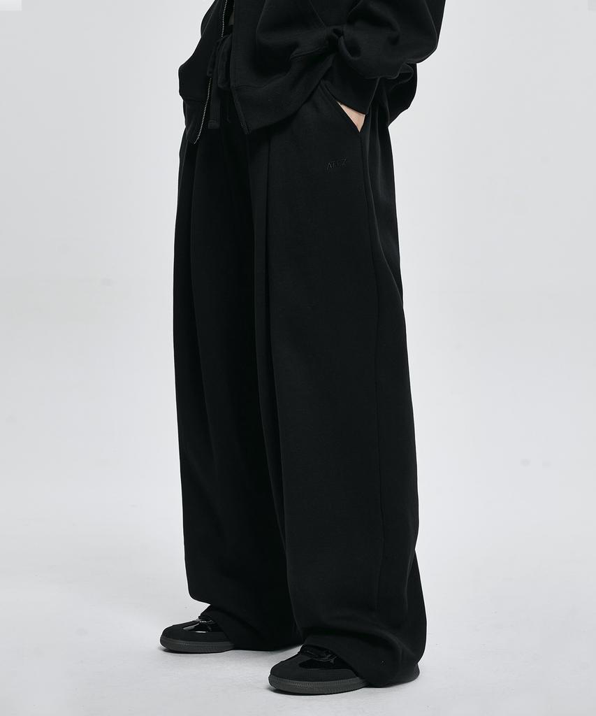Atejeu Essential One-Pleat Wide Sweatpants [Black]