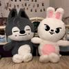 Neuer SKZOO Stray Kids Teddy Plüsch Kuschelkissen Puppe Fans Geschenk Plüschtier Seoul FM Woche Umhang Puppe Zauberschule Kind Geburtstagsgeschenk