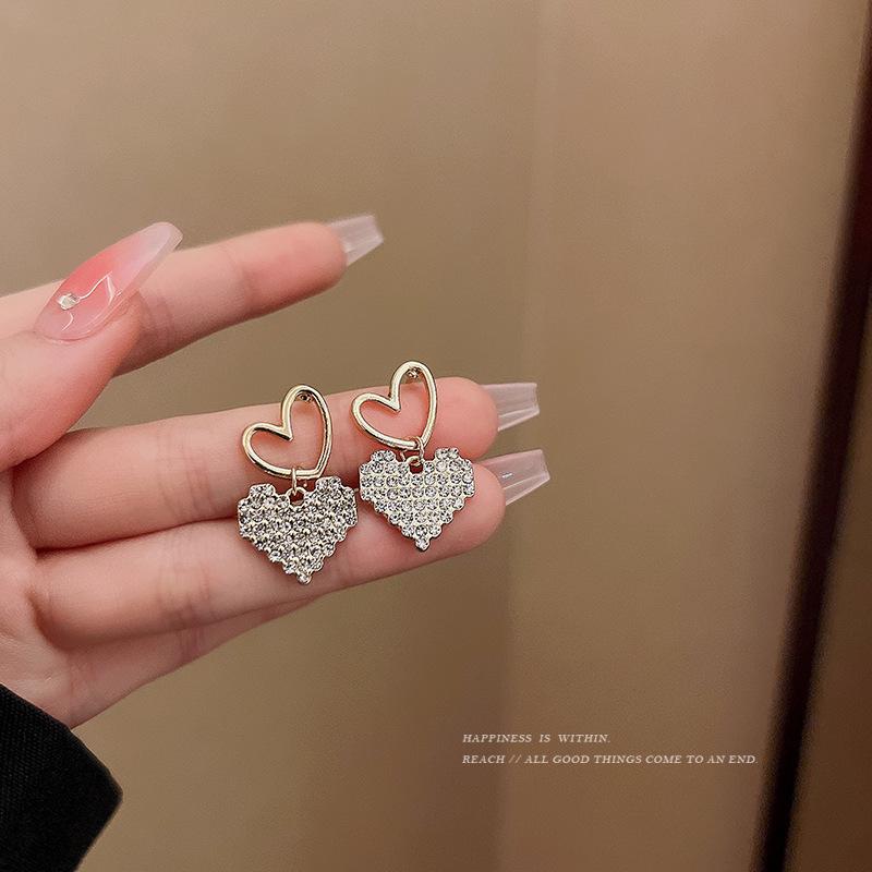 Temperament simple pearl love stud earrings women's light luxury niche design sense high sense Korean versatile earrings ear jewelry