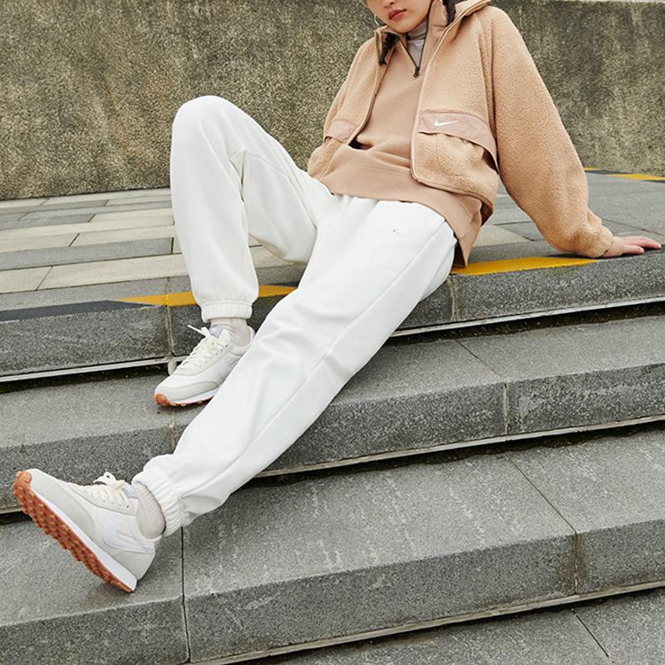 Nike Dámská bunda s fleecovou podšívkou a trychtýřovitým límcem s potiskem loga kukuřičná DO7761-200