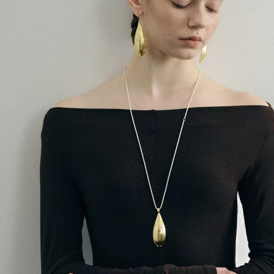 Customized Elegant Double-Sided Leaf Pendant Necklace - Versatile Textured Sweater Chain