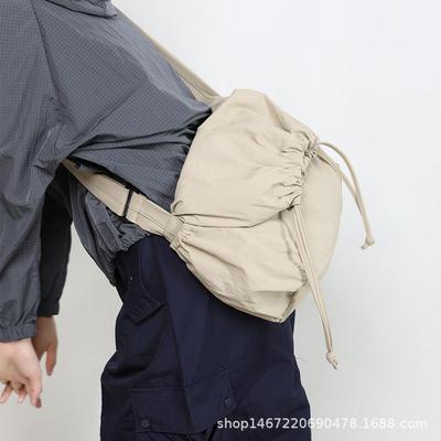 2025 Spring Leichte Unisex-Umhängetasche aus Nylon mit großem Fassungsvermögen und trendigem Kordelzug-Design