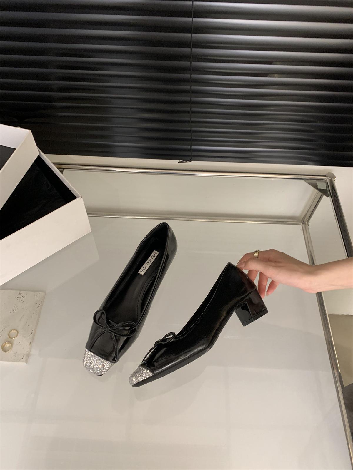 

Высококлассные туфли-лодочки с квадратным носком и открытым верхом, женские, новые весенне-осенние, корейская версия, французский темперамент, вечерний стиль, толстый каблук, серебристый высокий каблук 40 чёрный