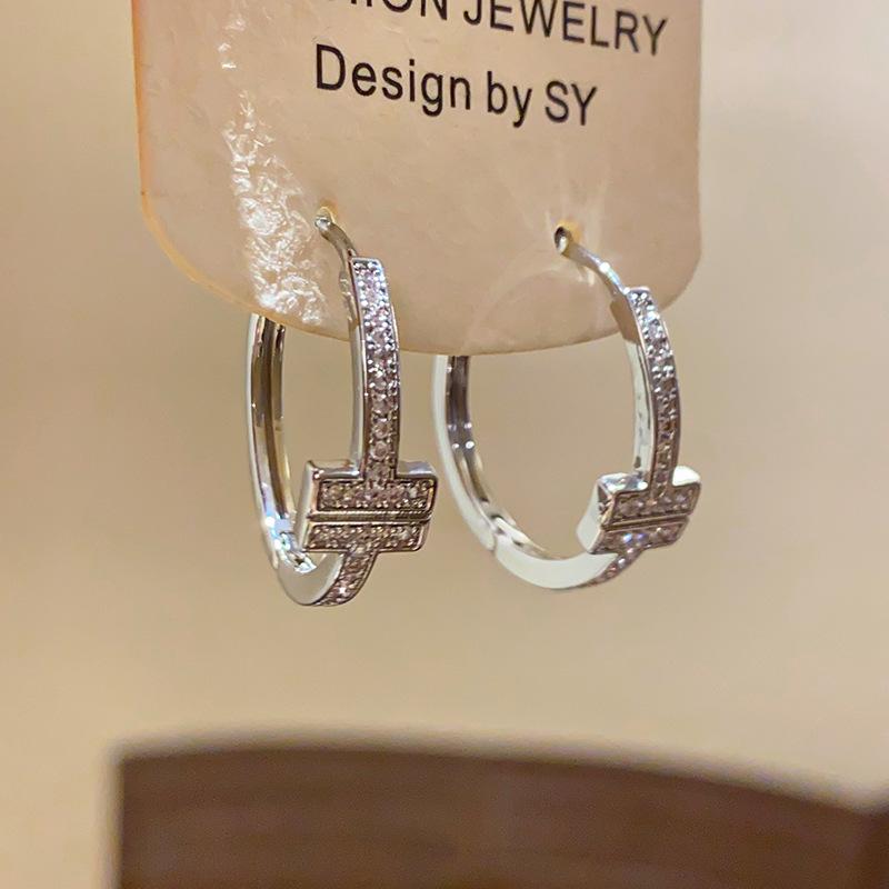 Ear Cuff Letra em Ouro 18K Banhado com Zircônia – Acessório de Brinco Elegante para Mulheres