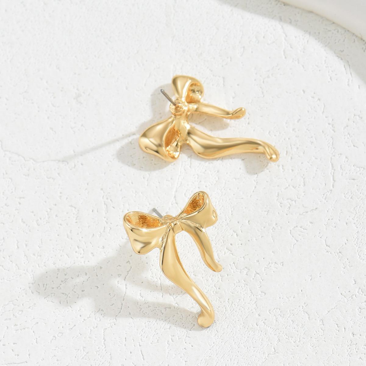 

Small and exquisite bow stud earrings female simple Korean version gold versatile earrings sweet and cool Spice Girl style earrings earrings pendant 18K