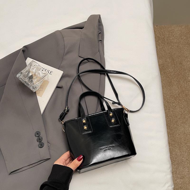 

Today, sweet girls carry messenger bags, small bucket bags, and new trendy and versatile small bags are popular.