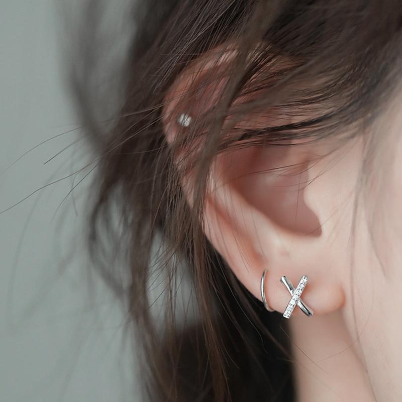 

Серьги женские простые односторонние с крестом и бриллиантами