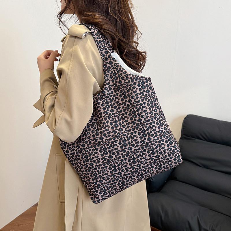 Fashionable Leopard Patterned Canvas Tote Bag For School Commute With Comfortable Single Shoulder Strap
