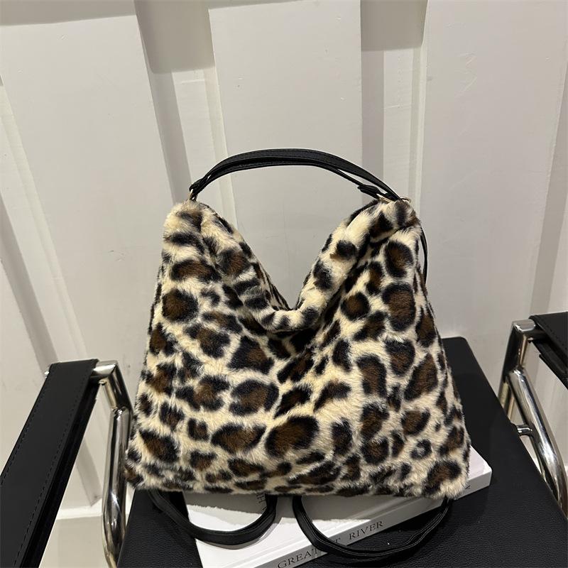 

Plush bag women s large capacity 2025 new autumn and winter leisure commuter tote bag single shoulder crossbody backpack хаки