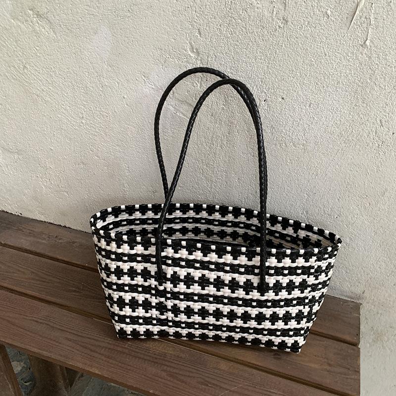 

NEW PVC Handheld Hollow Woven Tote Bag Vegetable Basket Shoulder Bags Beach Vacati Handbag Summer черный белый