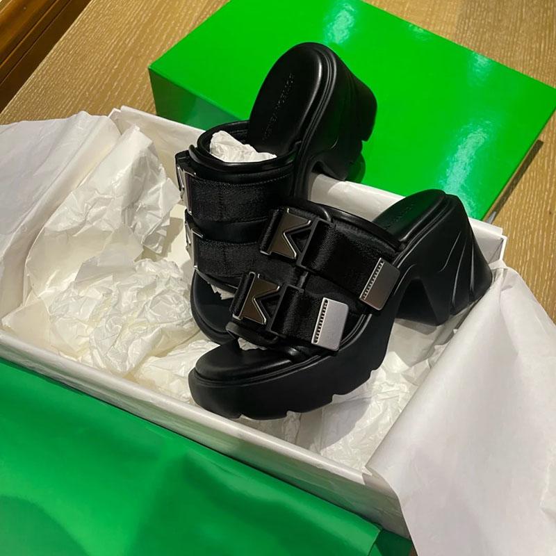 Nová platforma Pantofle Sandály Žena Kov Pantofle s tlustou podrážkou Ženy Robustní Skluzavky Léto Neformální Plážové Skluzavky Zapatos Mujer