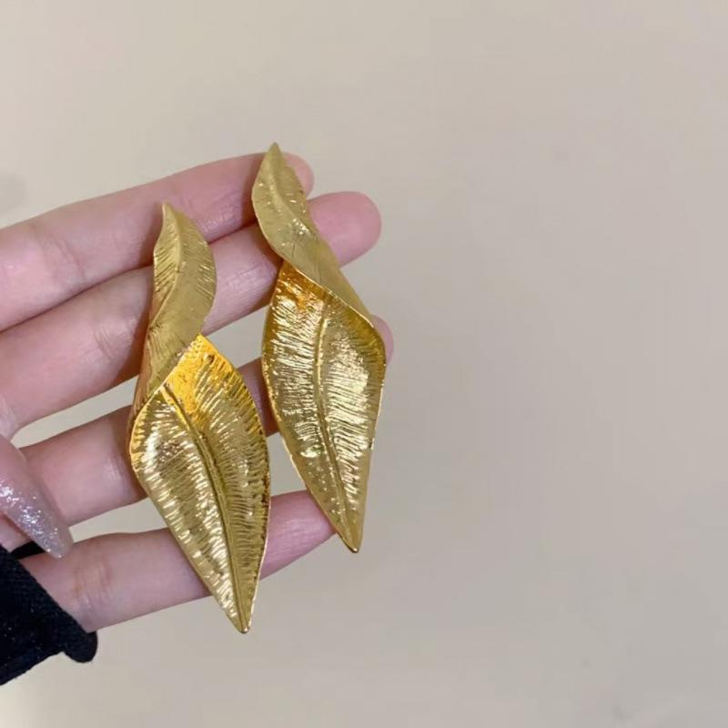 

Exaggerated retro metal leaf earrings, personalized stud earrings, unique design sense, earrings золотий