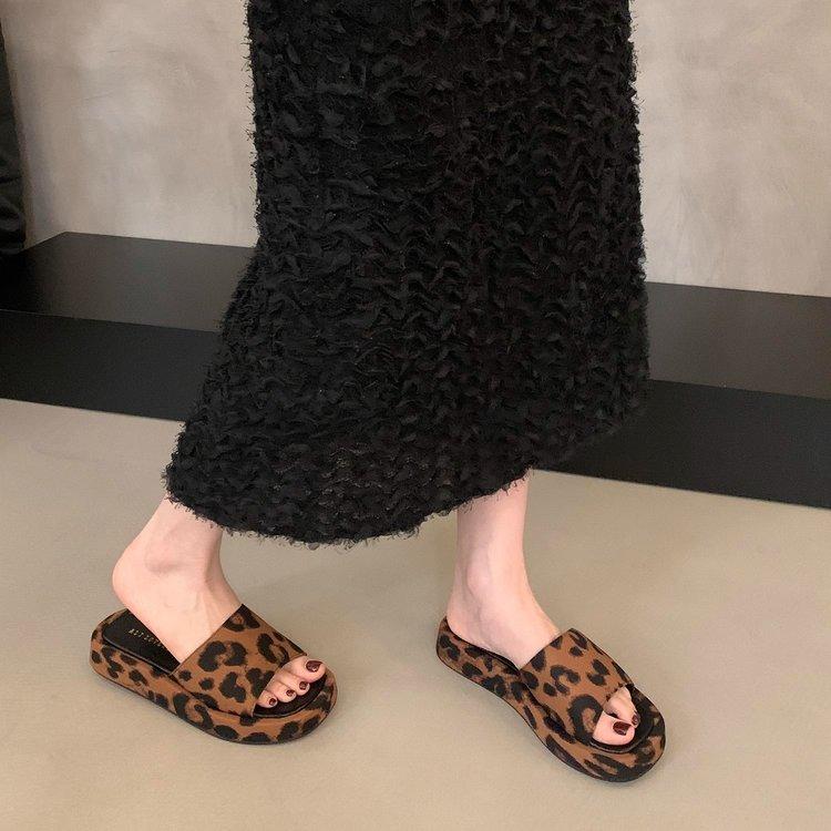 Small man increases height, thick-soled cool slippers, women's shoes wear 2025 new summer leopard print muffin bottom one-word slippers