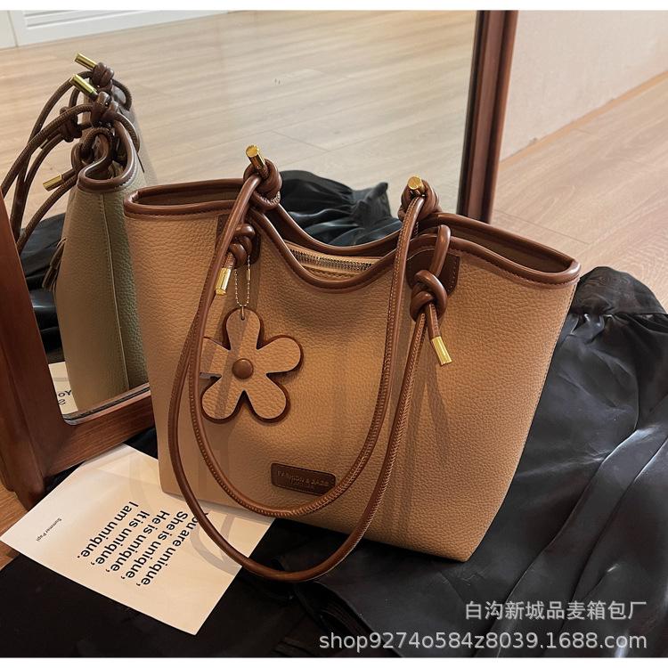 

Hand Carry Versatile Tote Bag Women s 2025 Autumn and Winter New Fashion Textured Shoulder Bag Casual Foreign Style Silk Scarf Commuter Bag кавовий