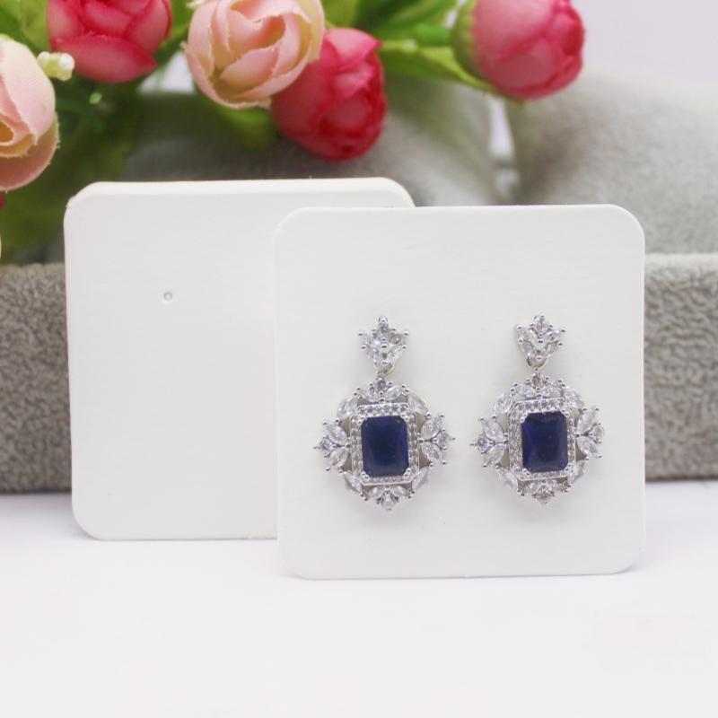 

5x5 см горячая распродажа новый комикс стиль красивая подмигивающая девушка / сделать фото девушка серия гвоздики серьги-подвески упаковка шаблон карты 50card