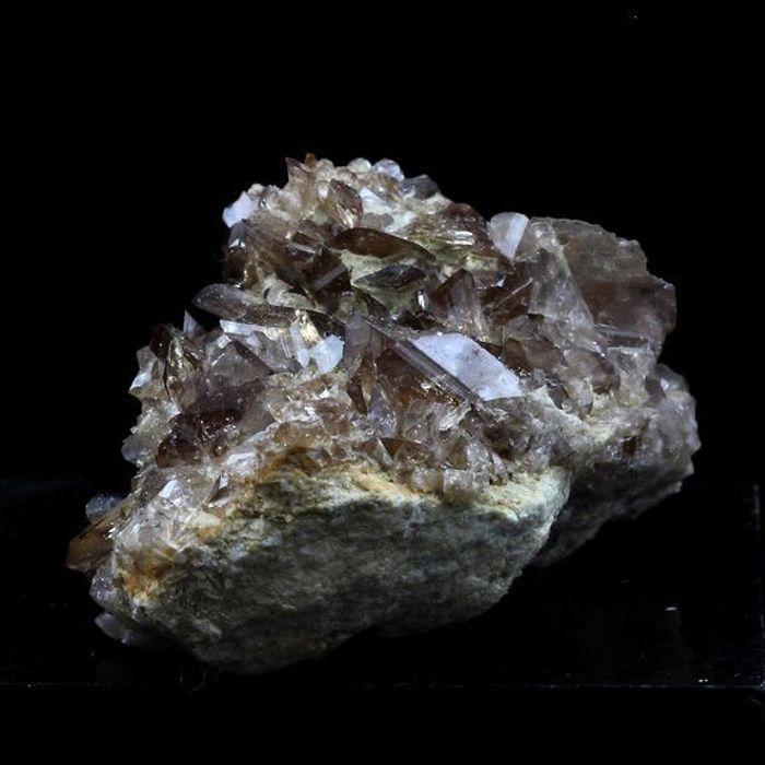 Pierres et Minéraux. Axinite. 48.5 ct. La Balme d'Auris, Bourg d'Oisans, Isère, France..