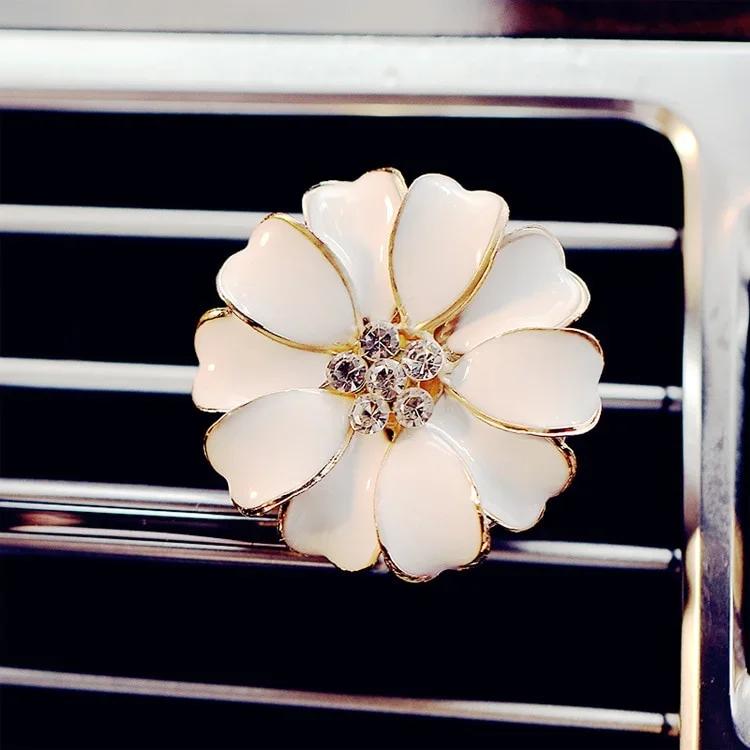 2pcs Exquisite Diamond Small Daisy Perfume Car Air Conditioning Vent Clip Aromatherapy Balm Car Decoration Supplies