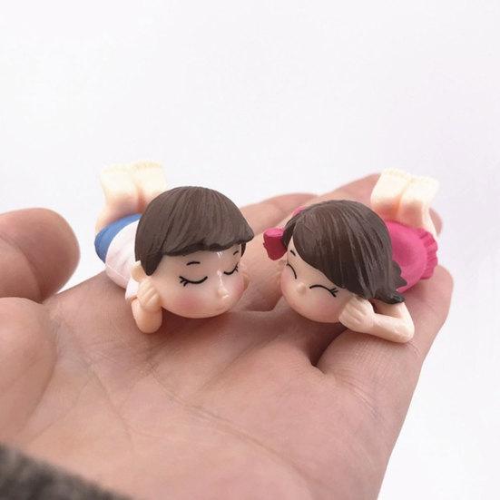 2 stk Cute Lovers Boy Girl liggende foran Miniatyrhage Bonsai dukkehus dekor