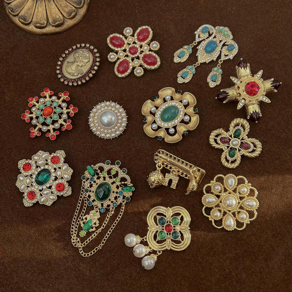 Vintage Baroque Cross Brooch Alloy Classic Retro Jewelry For Men And Women
