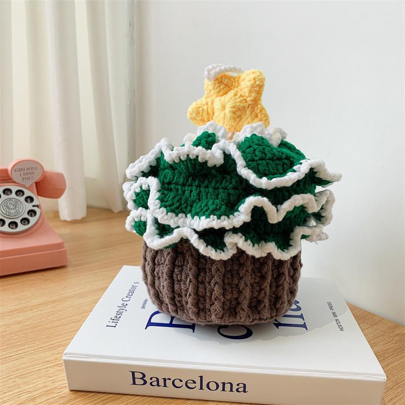 Очаровательная зеленая вязаная сумка-ведро с милым дизайном в виде клубничного торта. Идеально подходит для повседневной носки.