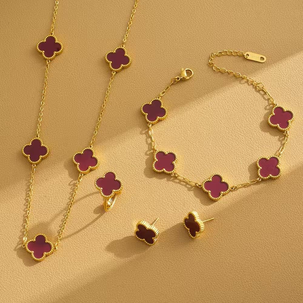 

Набір з 4 конюшини Квіткова підвіска з нержавіючої сталі з пічним покриттям 18-каратним золотом 4PCS червоний