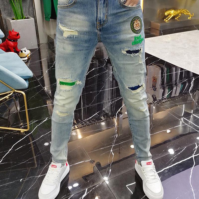 Blugi brodați la modă pentru bărbați, croială slim fit, cu detalii rupte elegante